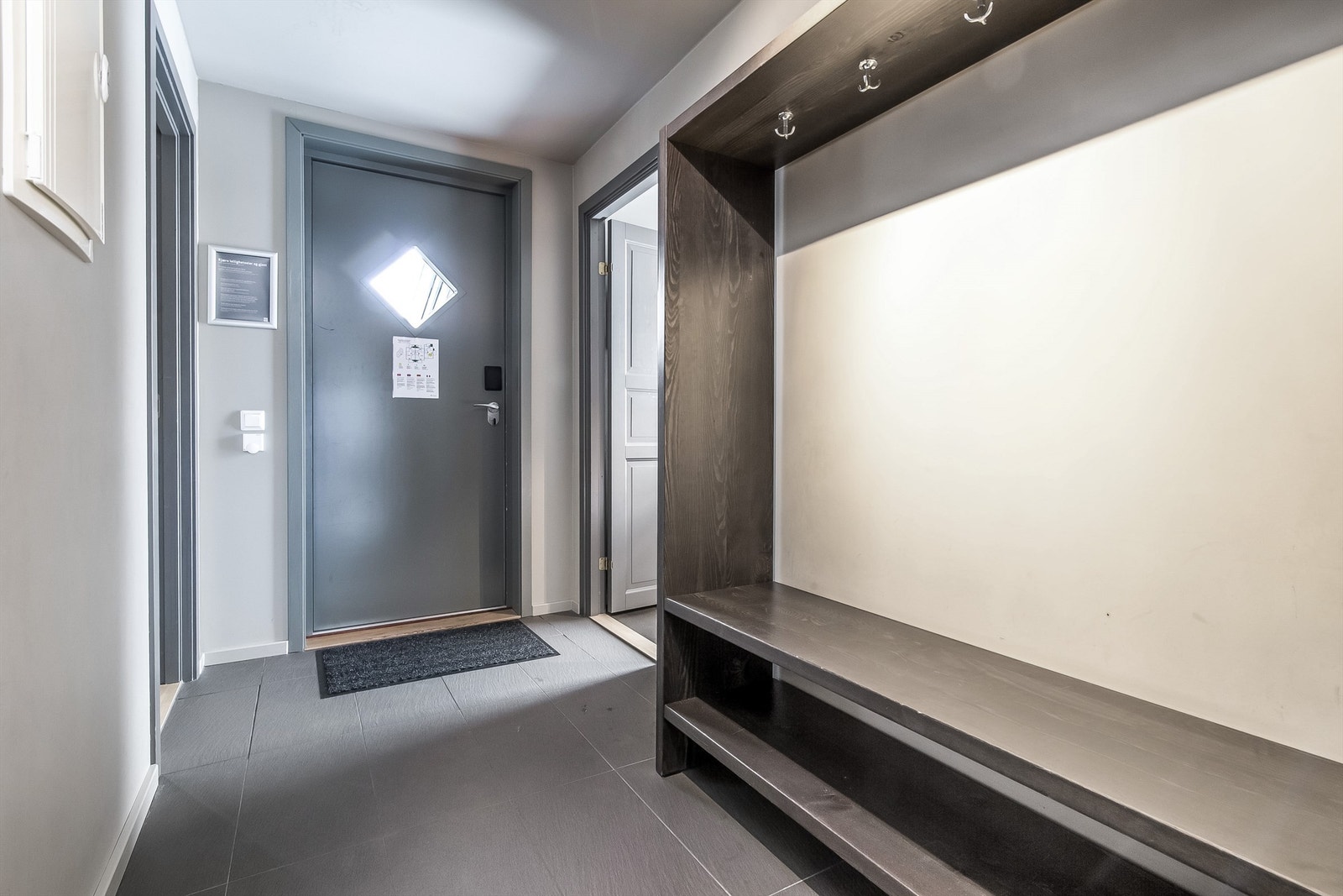 Gang/entré med god plass til sko og ytterklær. Galleribilde