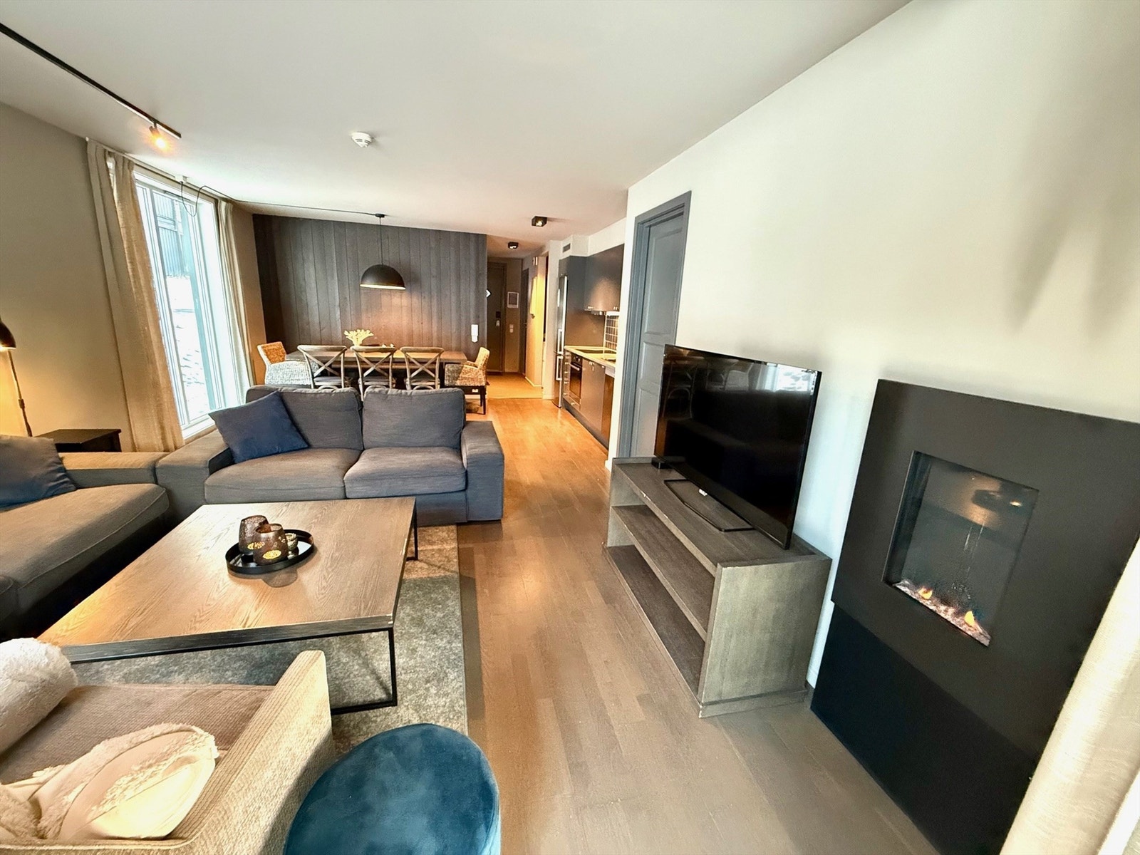 Stue med naturlig plass til sofa/lounge/tv samt spisestue. Galleribilde