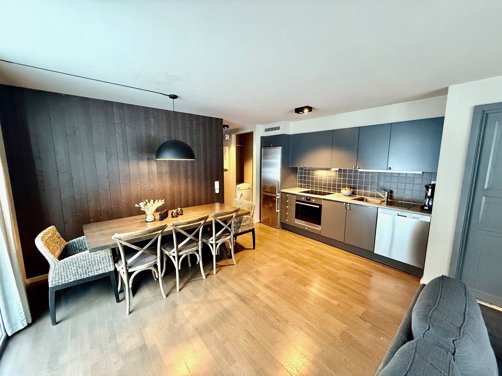 Spisestue med plass til mange middagsgjester. Galleribilde