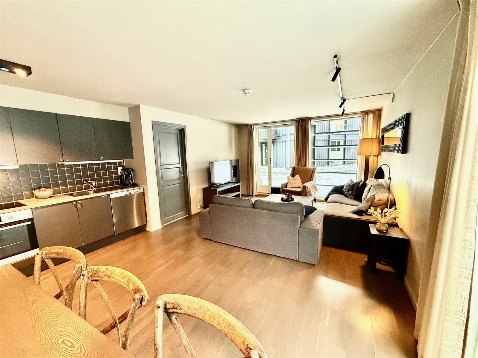 Romslig hjørnestue med god plass til familie og venner. Galleribilde