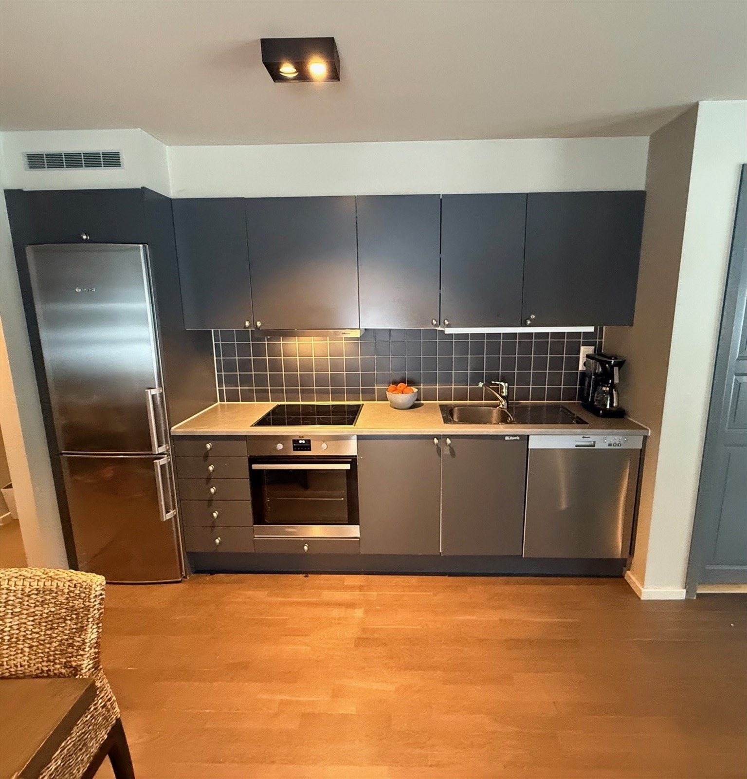 Delikat, fullutrustet kjøkken med integrerte hvitevarer. Ett av kjøkkenskapene er låsbart til privat lagring for eier. Galleribilde