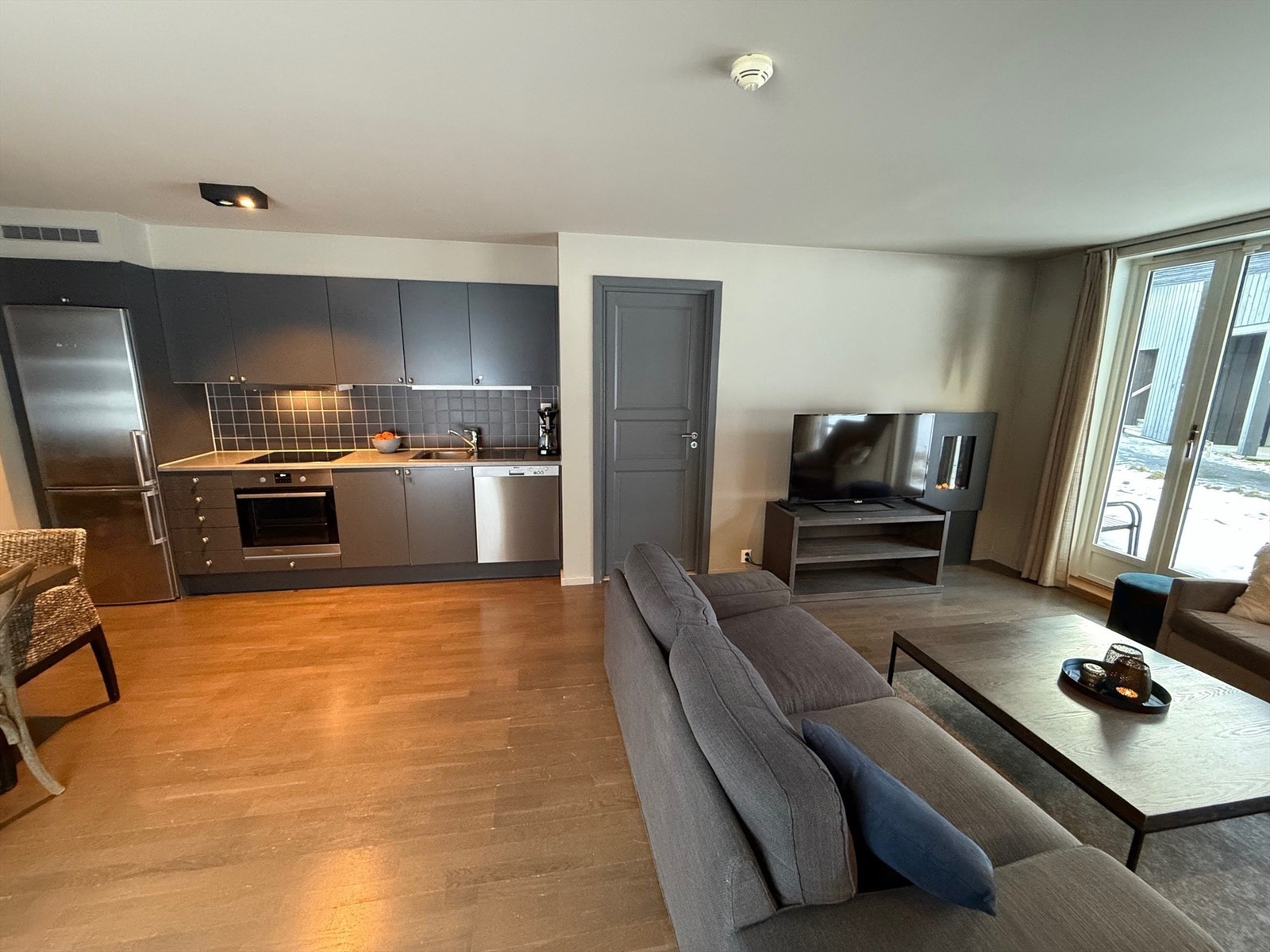 Leiligheten er fullrigget for et godt ferieliv; møbler, kopper og kar samt integrerte hvitevarer på kjøkken. Galleribilde