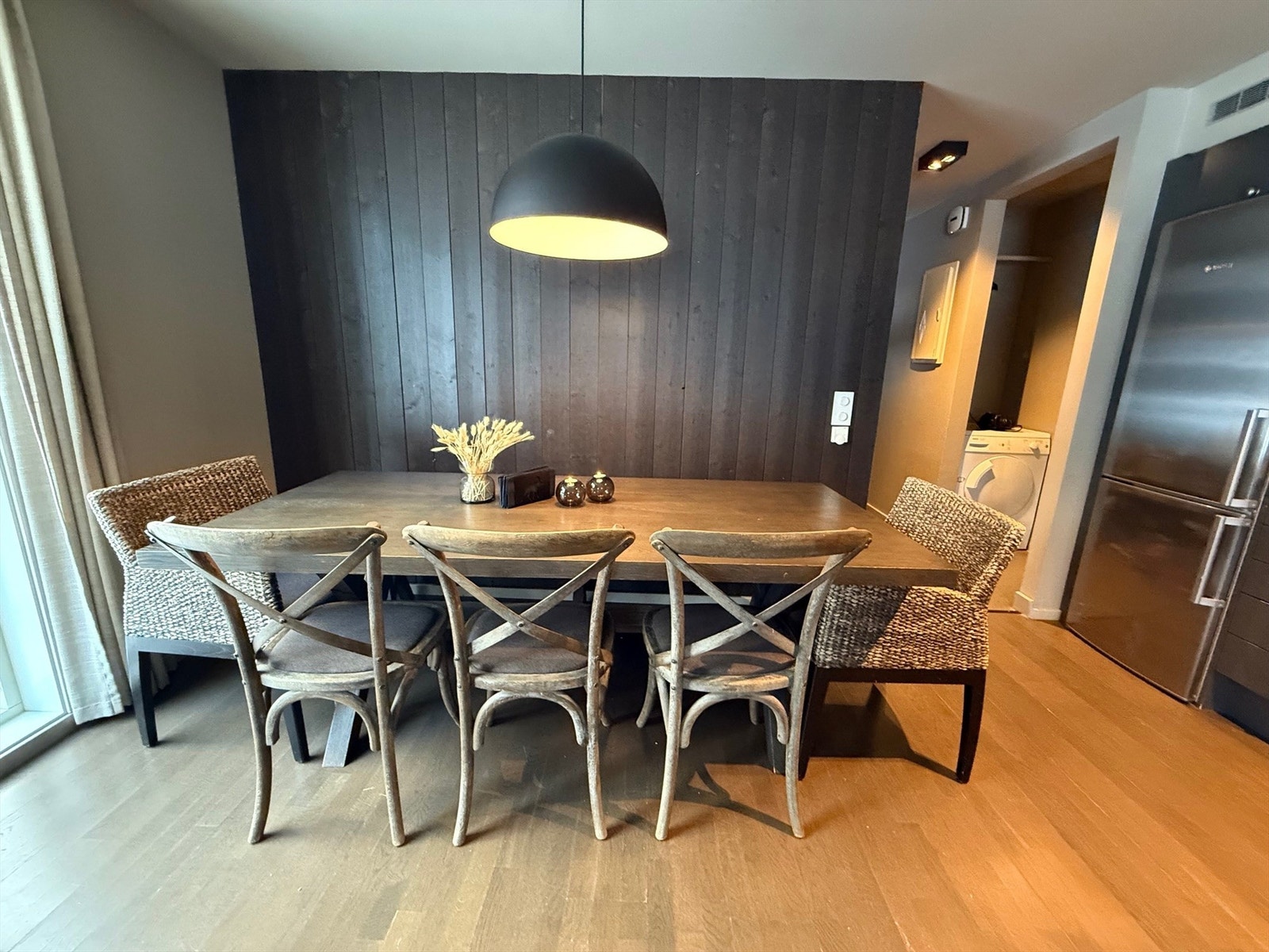 Spisestue ved vindu i forlengelsen av kjøkkenet. Galleribilde