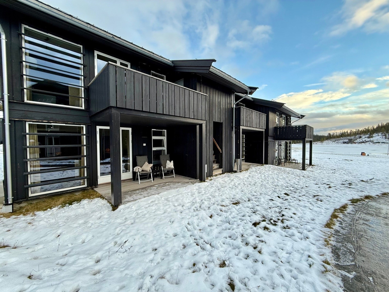 Sydvendt, solrik terrasseplatting på ca 8 kvm. rett ved vannet. Galleribilde