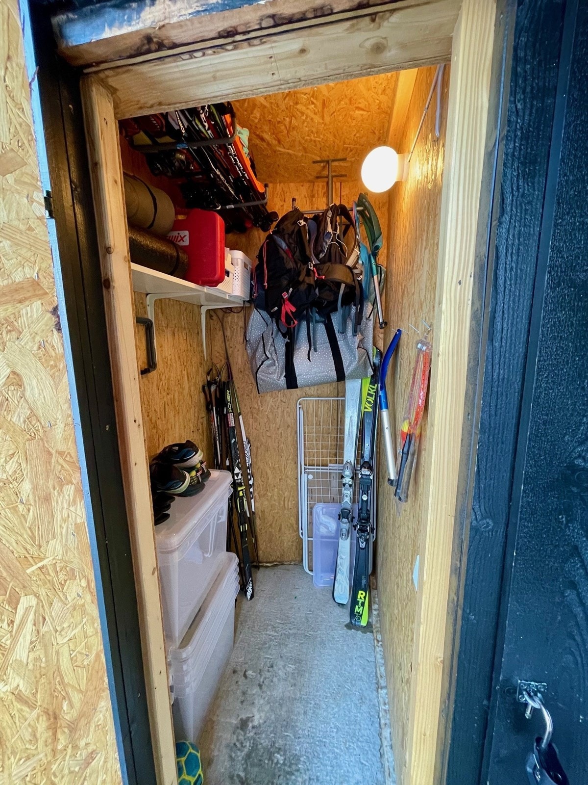 Privat bod på ca 2 kvm. i tilknytning til inngangspartiet. Galleribilde