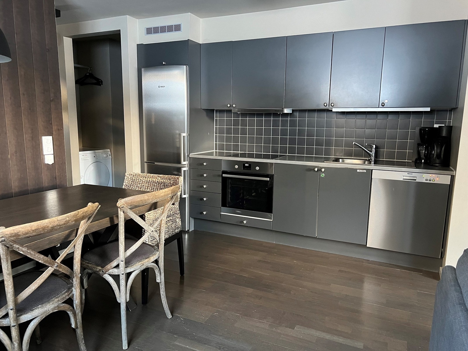 Delikat, fullutrustet kjøkken med integrerte hvitevarer. Galleribilde