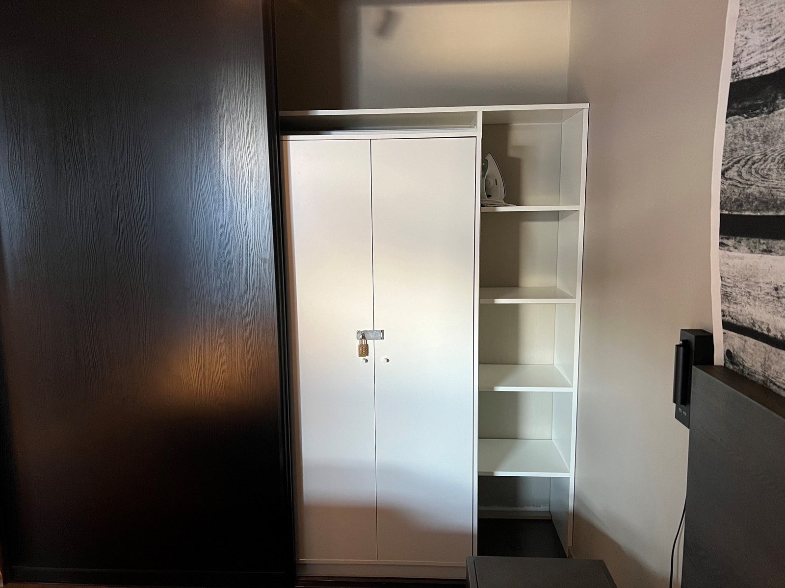 Romslig, låsbart skap i skyvedørsgarderoben i tilknytning til hovedsoverommet. Dette er privat lagring for eier. Galleribilde