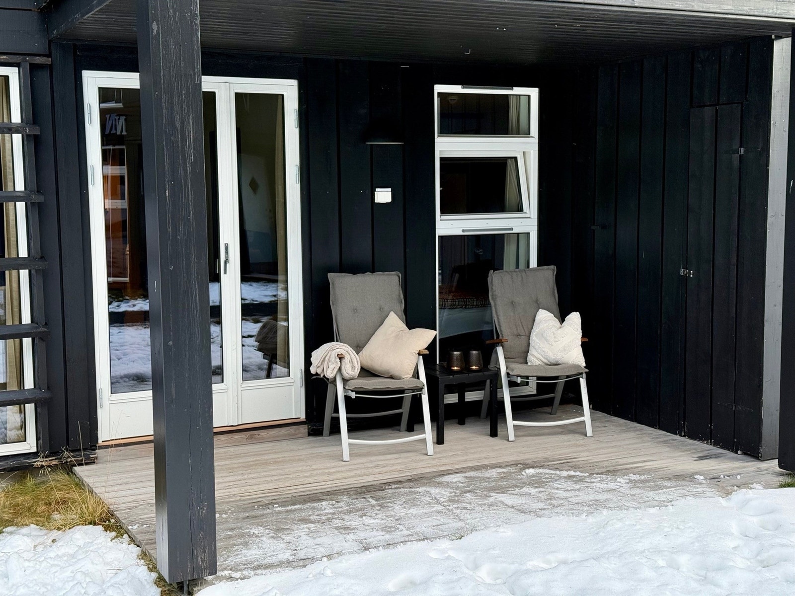 Sydvendt, solrik terrasseplatting på ca 8 kvm. rett ved vannet. Galleribilde