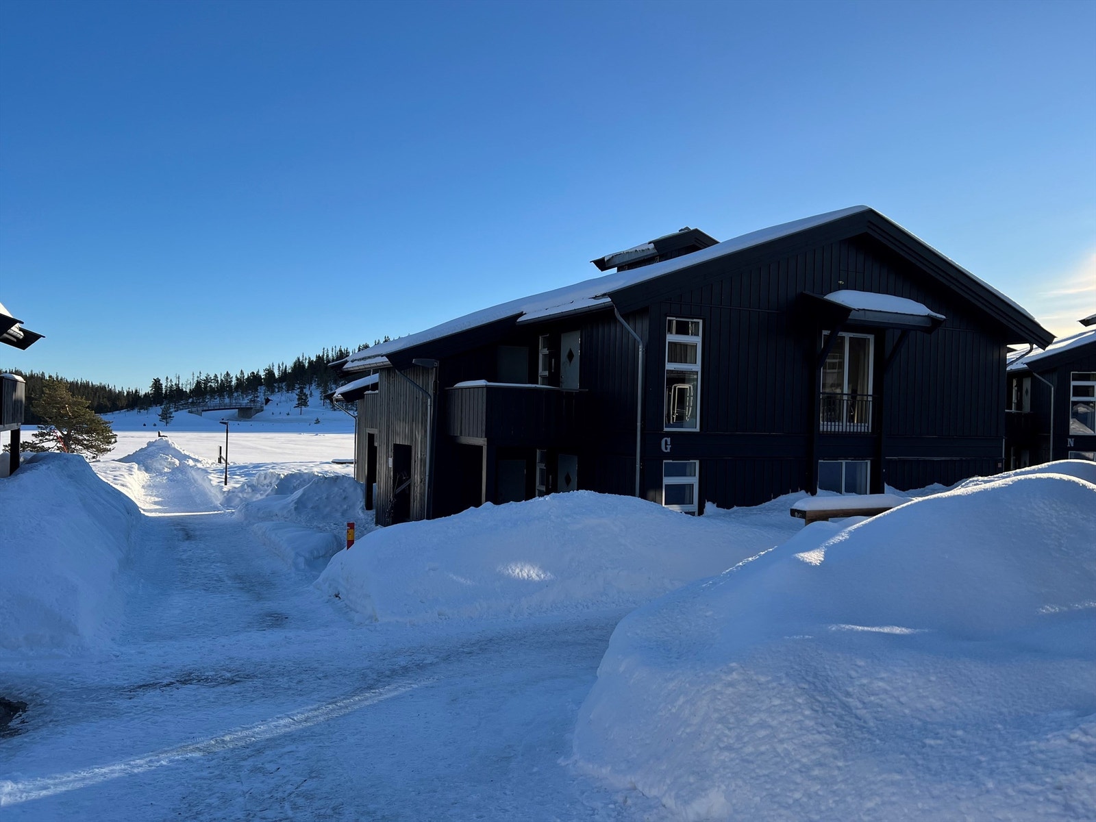 Hus G har super beliggenhet rett ved vannet. Galleribilde