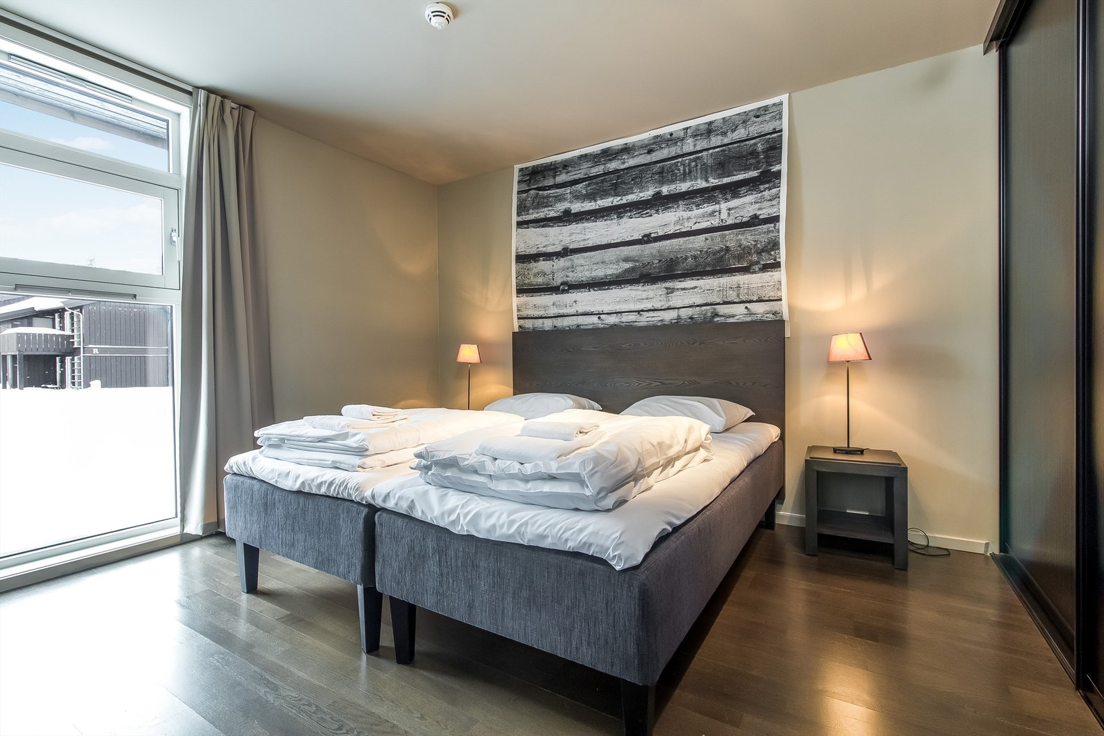 Illustrasjonsfoto. Mulighet for å plassere et privat, låsbar skap i skyvedørsgarderoben i hovedsoverommet. Galleribilde