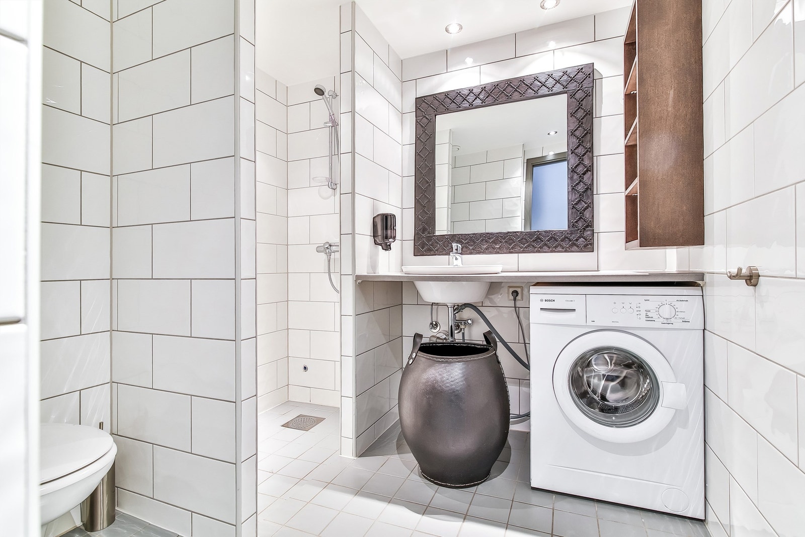 Lekkert flislagt bad-wc med vaskemaskin. I tillegg til dette, er det separat wc samt tørketrommel i egen nisje i gangen. Galleribilde