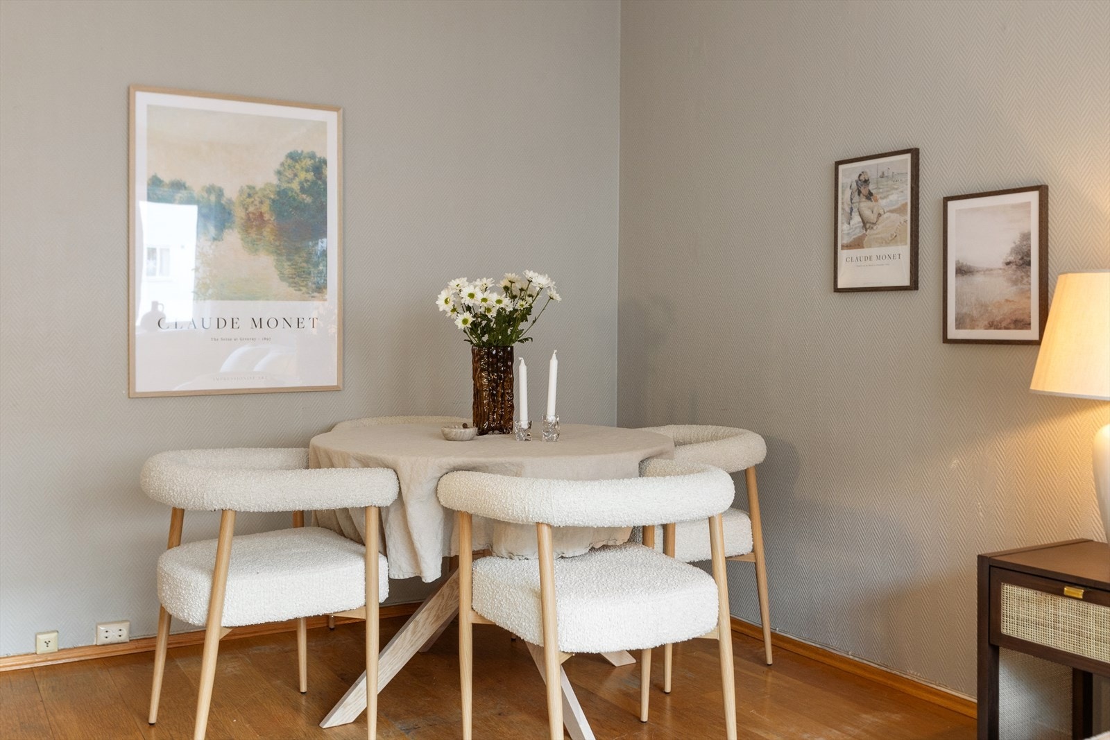 Naturlig plass til spisestue i stuen. Galleribilde