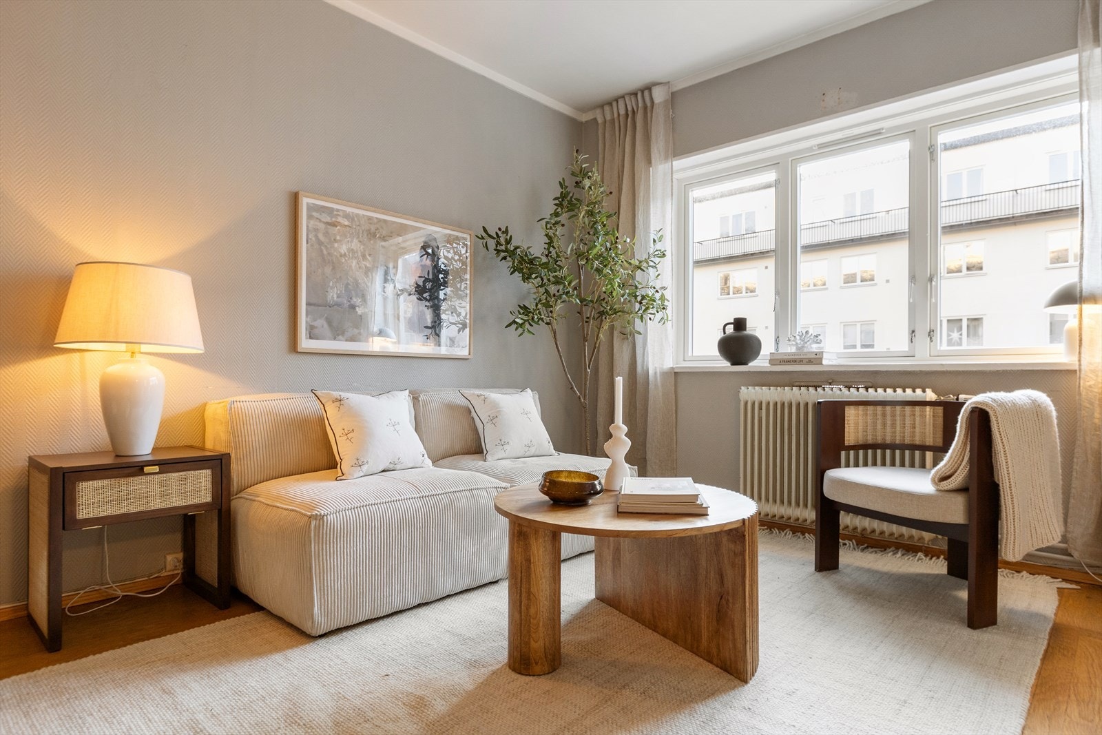 I stuen er det store vindusflater som slipper inn rikelig med lys. Galleribilde