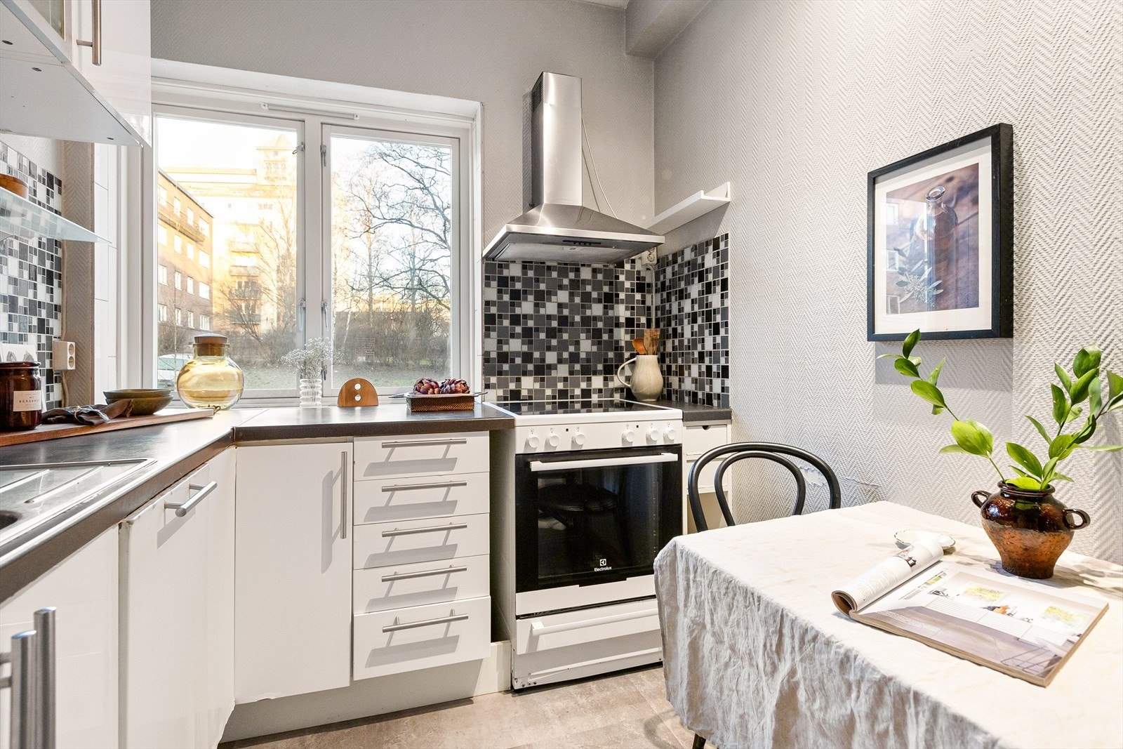 Kjøkkenet er utstyrt med oppvaskmaskin, nisje for komfyr og plass for kjøleskap. Galleribilde