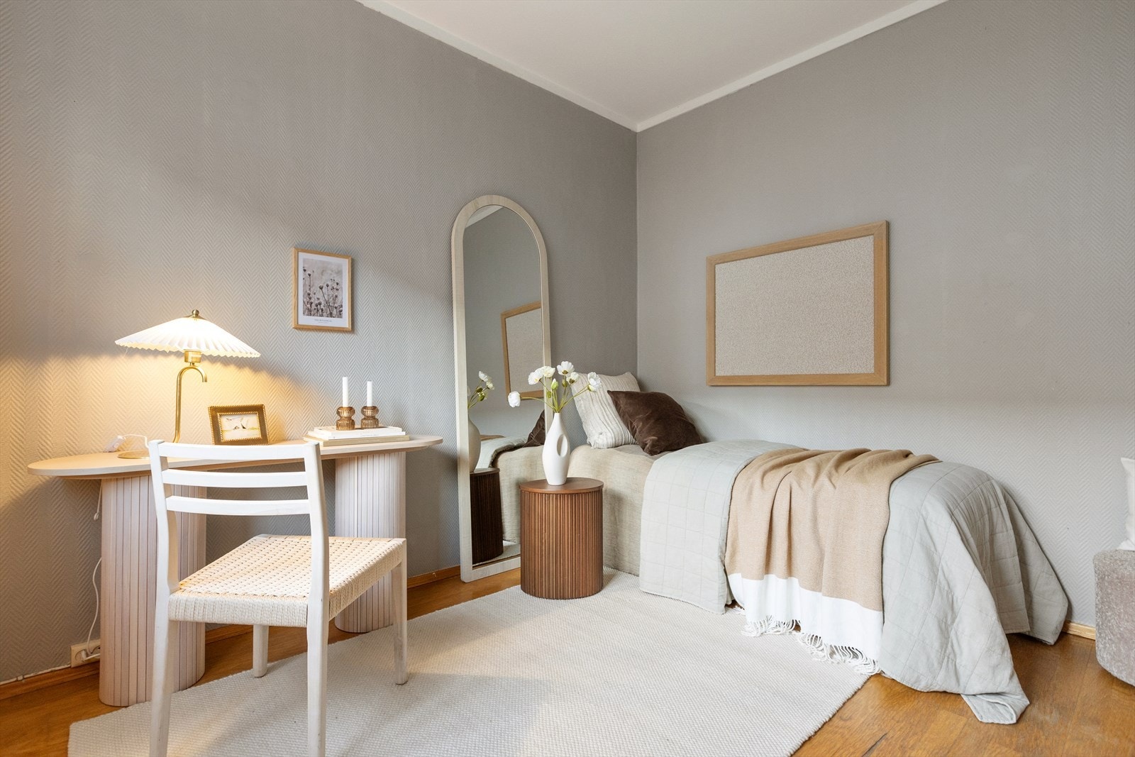 Soverom 2 er romslig med plass til seng og annet ønskelig møblement. Galleribilde