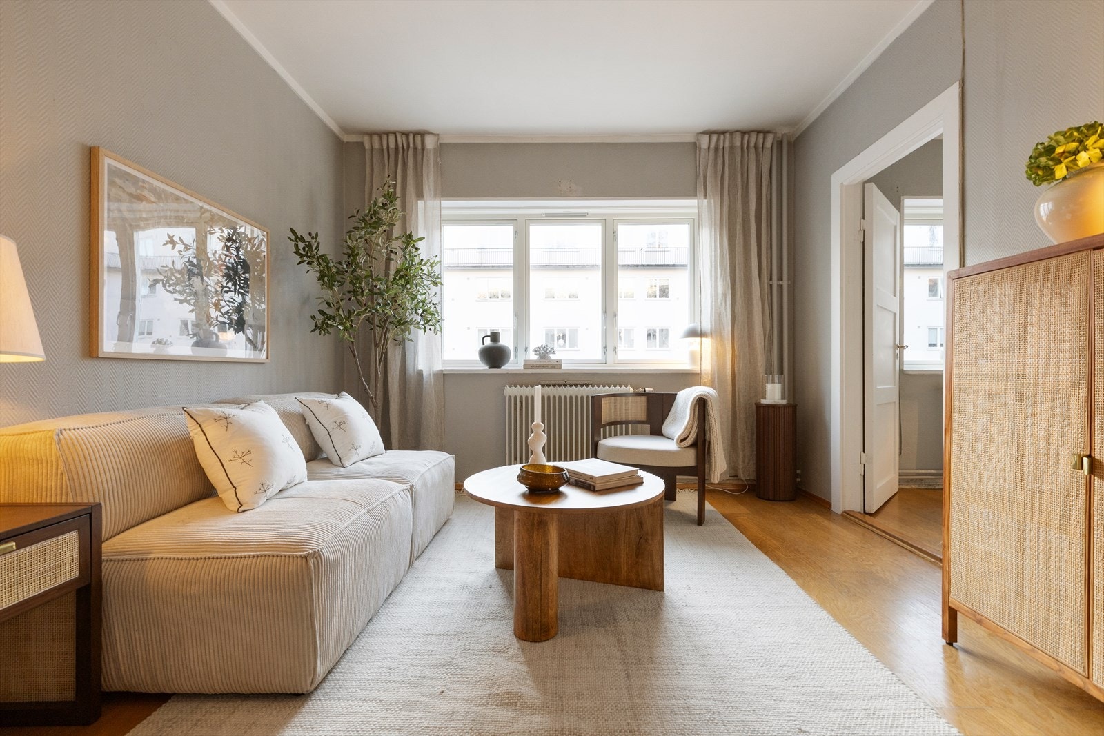 Leiligheten ligger i en rolig og tilbaketrukket gate med nærhet til trikk, T-bane og buss. Galleribilde