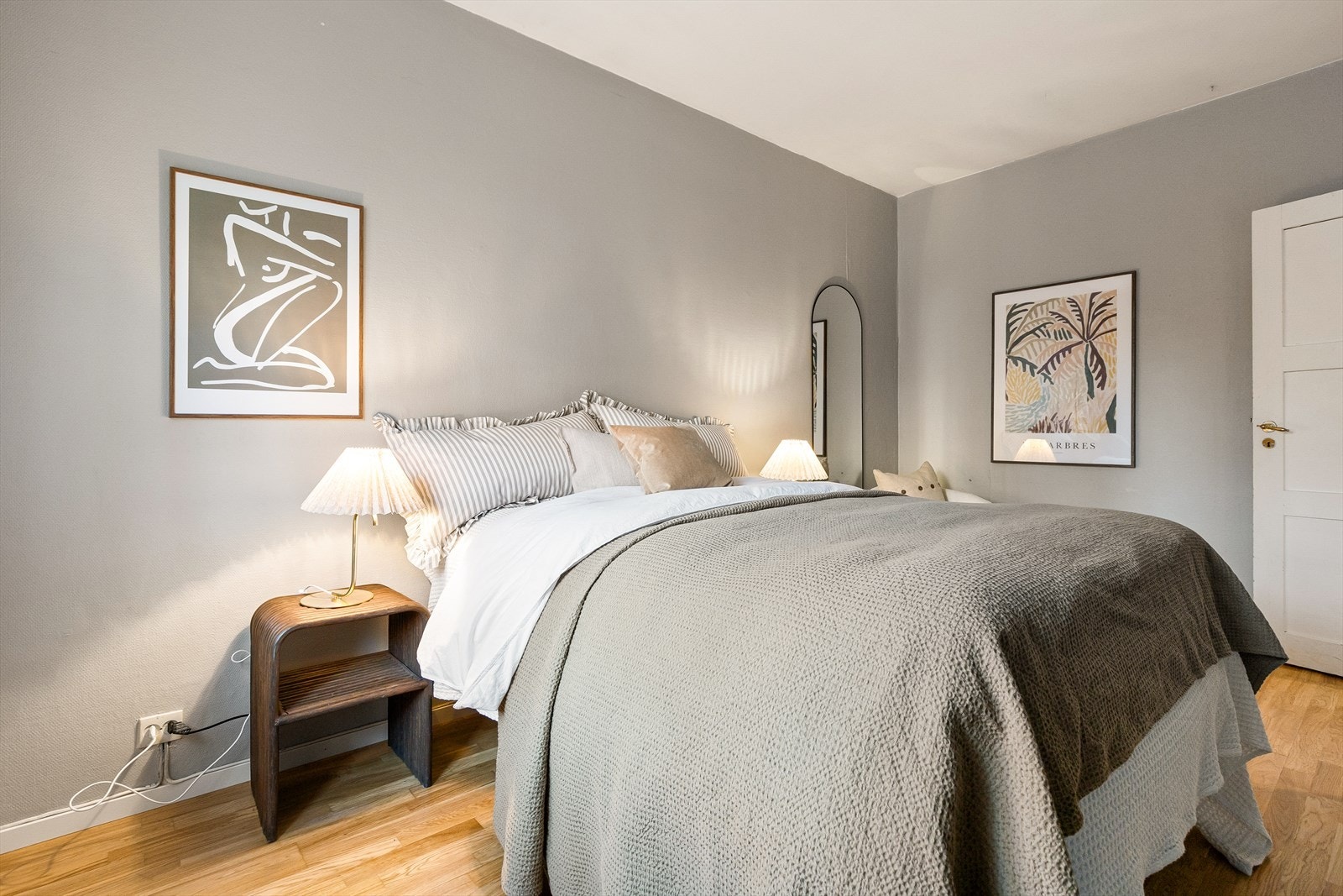 Hovedsoverommet har plass til en dobbeltseng, garderobeskap og eventuell annet ønskelig møblement. Galleribilde