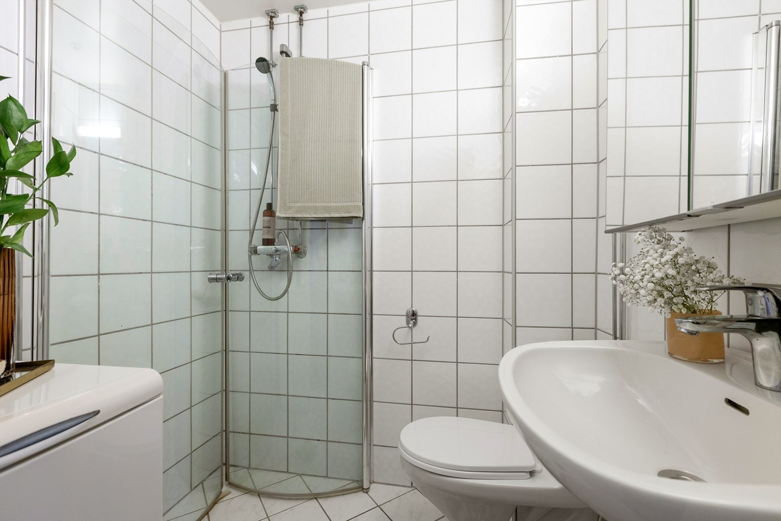 Opplegg for vaskemaskin, samt tilgang på fellesvaskeri i kjeller. Galleribilde