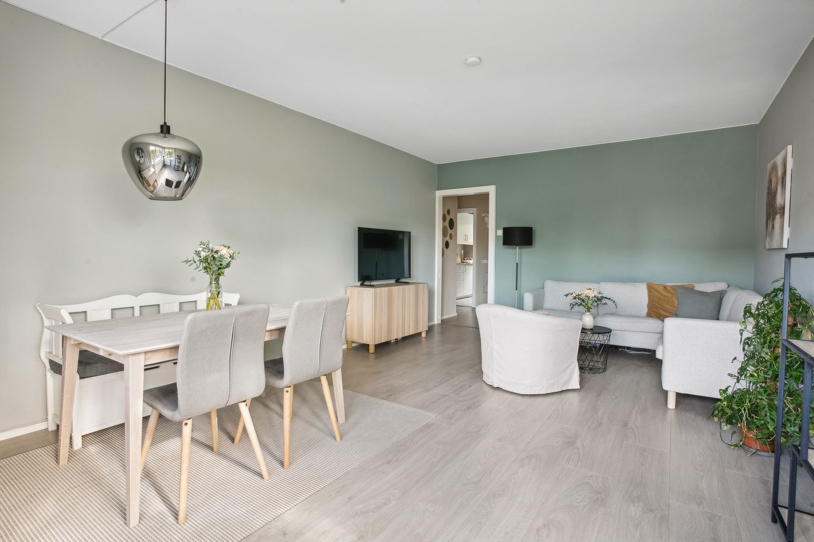 Leiligheten har lysinnslipp fra to sider som sørger for rikelig med naturlig sollys. Det er essensielt for å skape en god romfølelse. Galleribilde