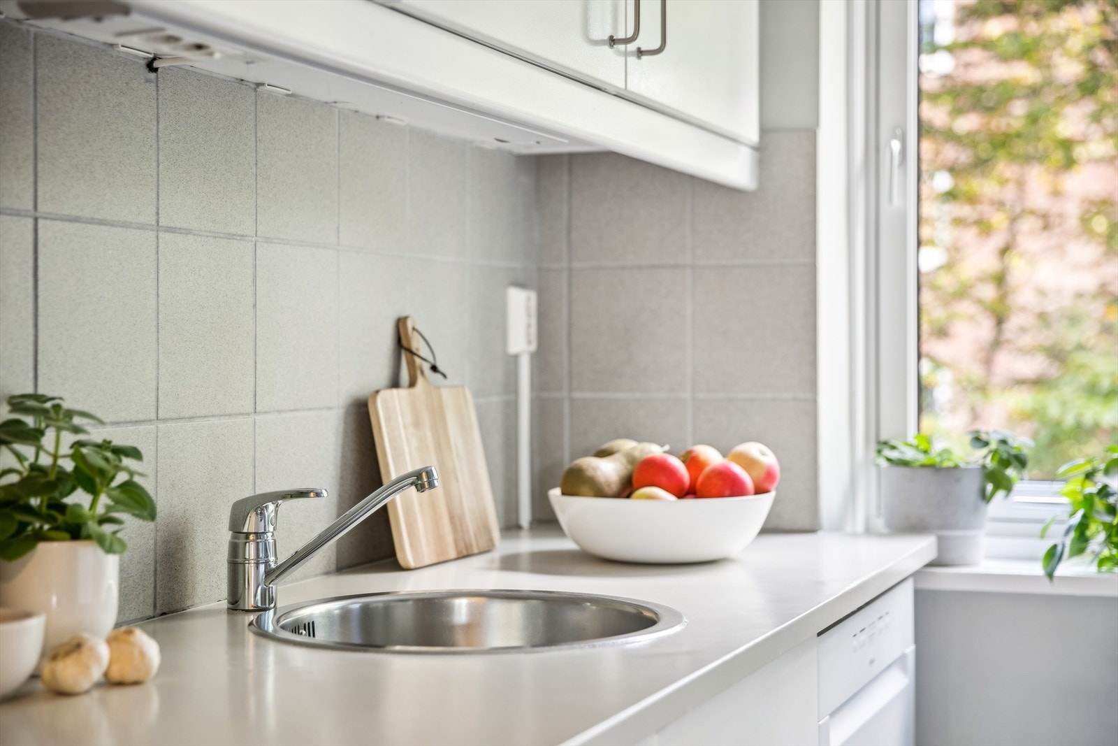 Tilsvarende leiligheter har flyttet kjøkken ut i stue og dannet 3-roms, påpekes at dette kan være søknadspliktig. Galleribilde