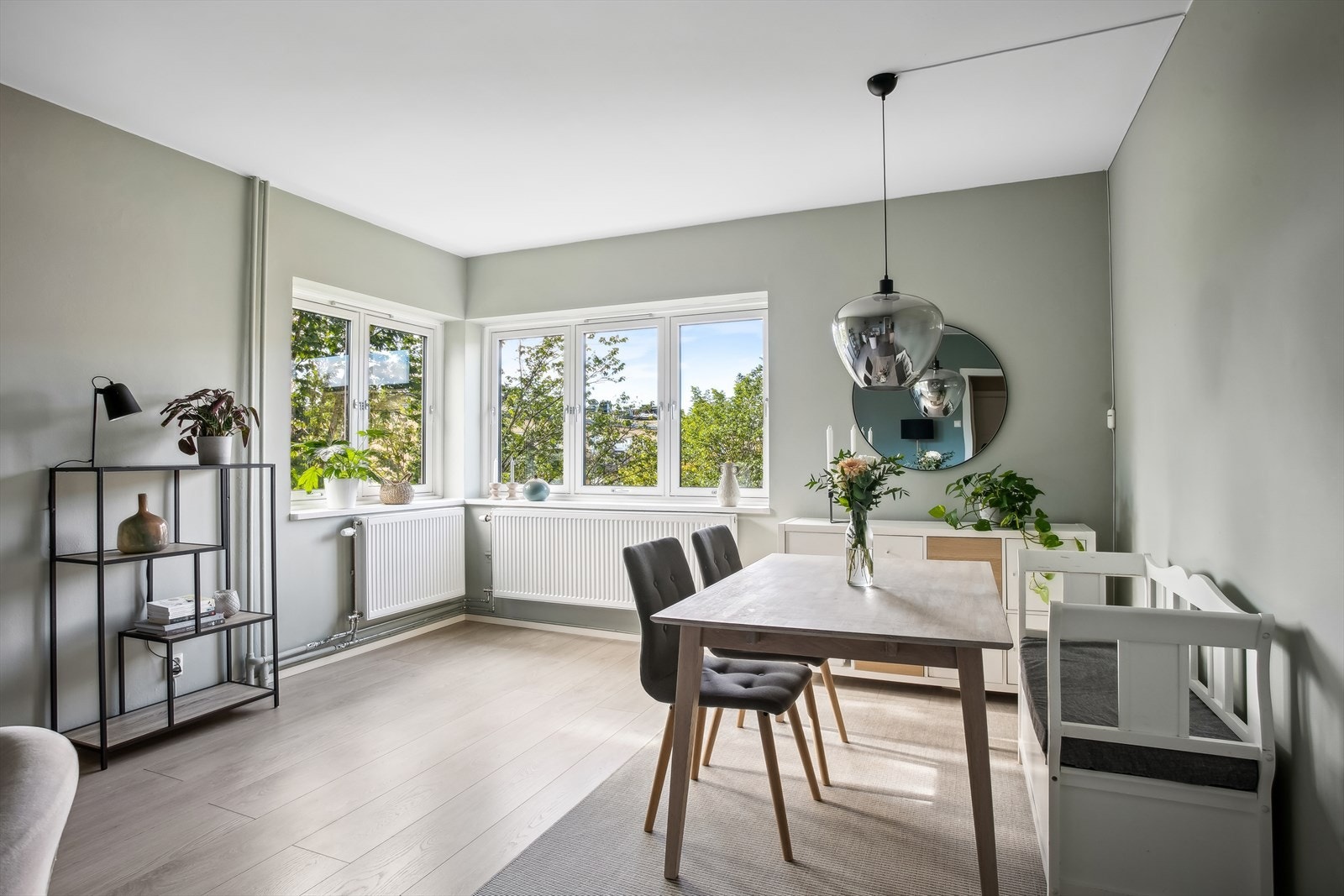 Velkommen inn! Dette er en romslig leilighet på 56 kvm som er proppfull av sjarm og god atmosfære. Her er det lett å like seg. Galleribilde