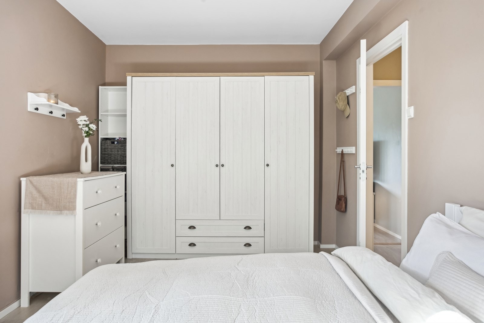 Et stort og velutstyrt garderobeskap medfølger. Det er god plass til ytterligere garderobeskap, skrivebord eller annet du måtte ønske for å utvide bruken av rommet. Galleribilde