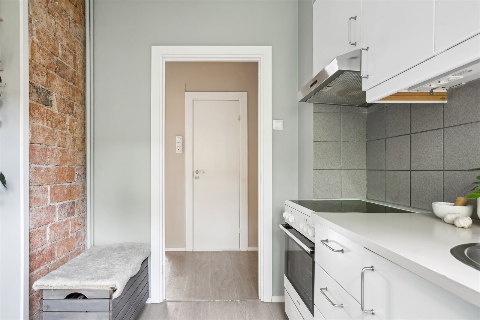 Alt av hvitevarer medfølger salget. Galleribilde