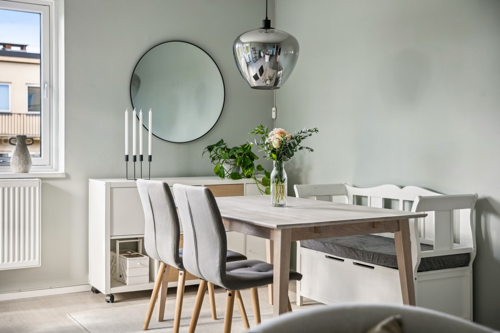 Her har du en god løsning med stue og spisestue som inviterer til sosialt samvær. Galleribilde