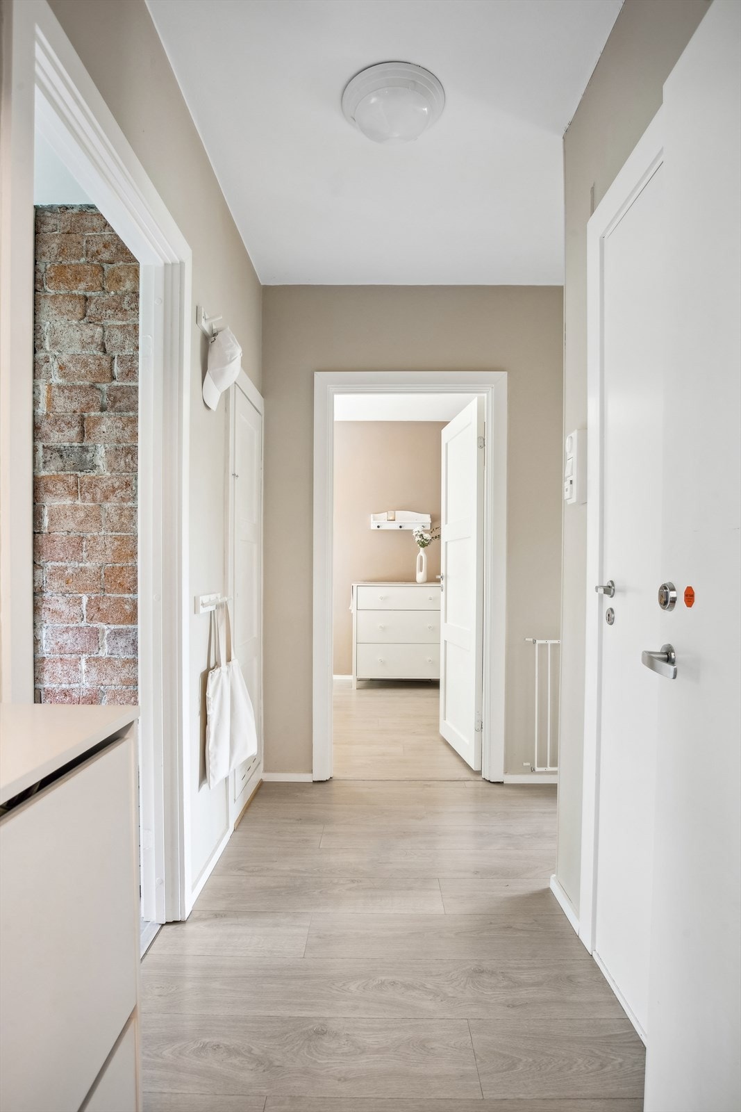 Boligen er enkel å innrede etter enhver smak. Kom på visning for videre planlegging! Galleribilde