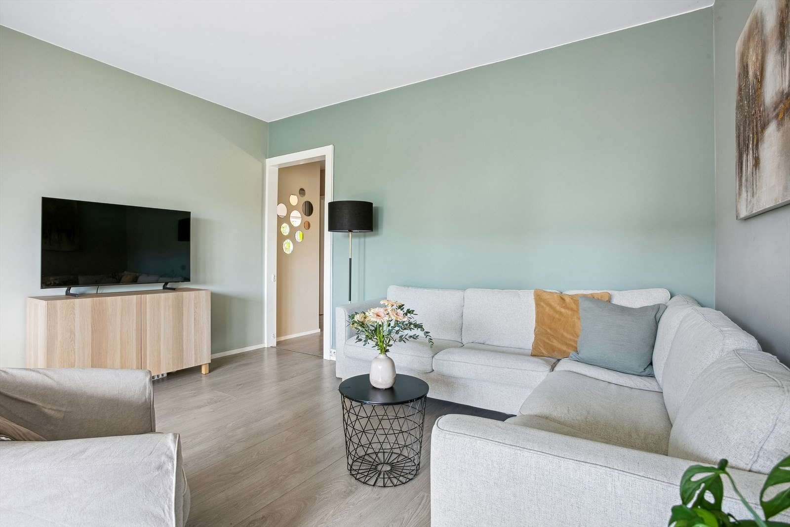 Stuen har glatte malte flater og lyst laminatgulv, som gjør det enkelt å innrede etter eget ønske. Galleribilde