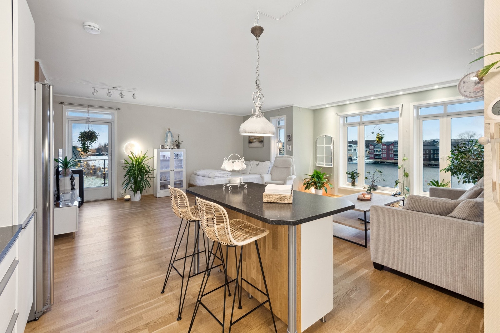 Kjøkkenet har en tilhørende øy som gir godt med ekstra benkeplass og skap på forsiden. Her kan man også nyte frokosten med utsikt mot sundet. Galleribilde
