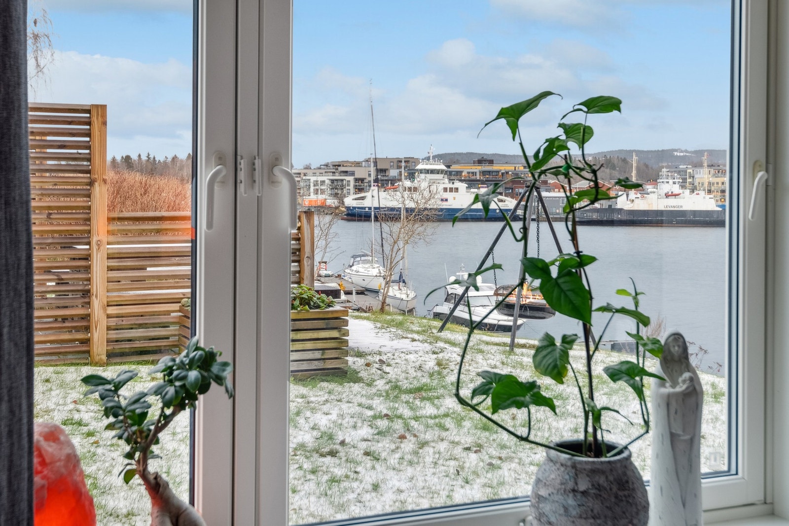 Fra soverommet er det flott utsikt mot Sundet. Galleribilde