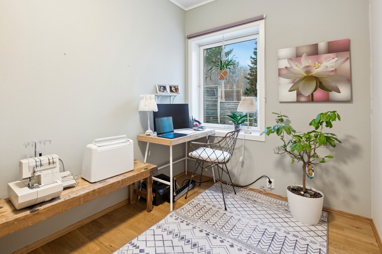Boligen har totalt to soverom. Soverom nr. 2 benyttes i dag som kontor. Galleribilde