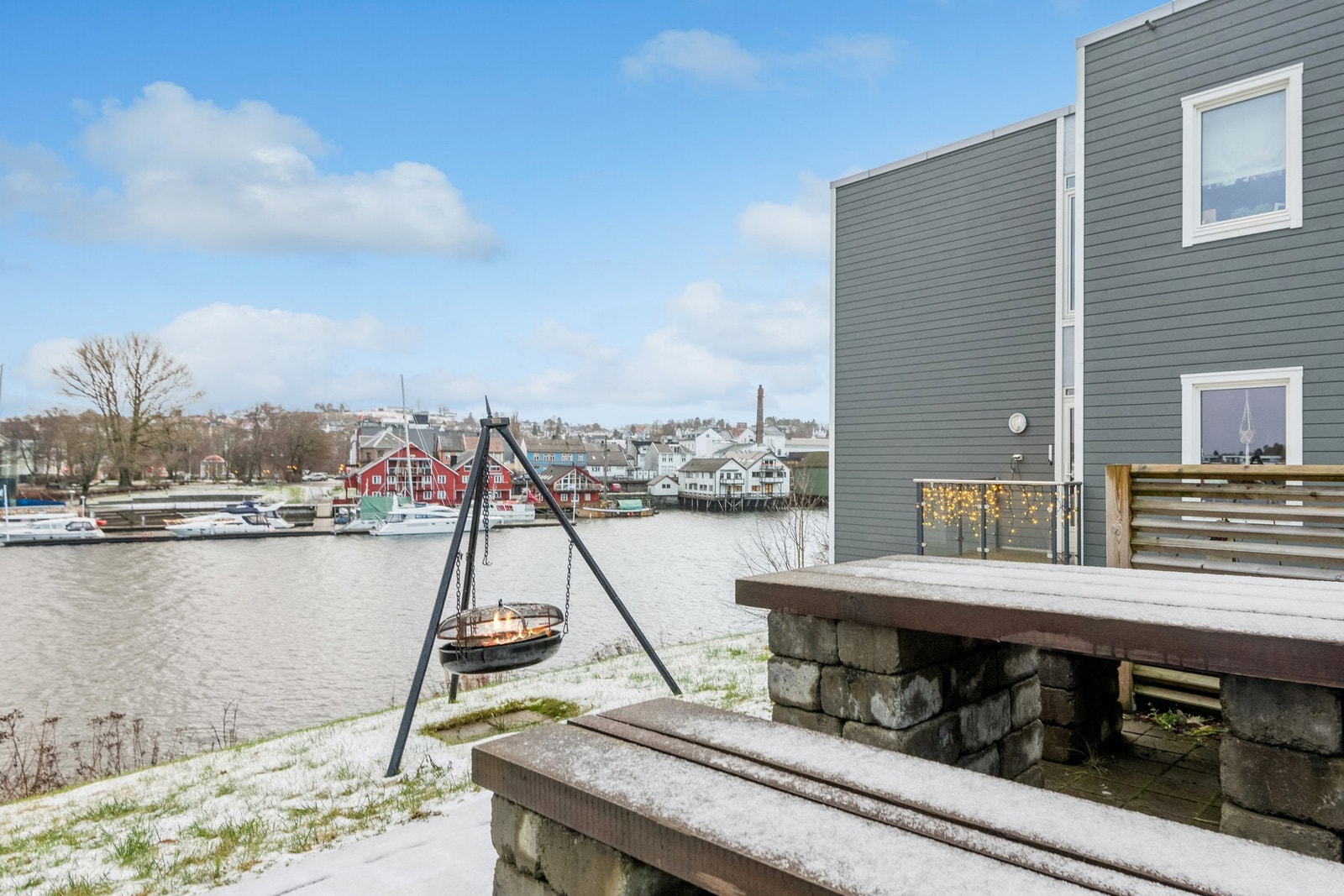 Det er etablert en trivelig sitteplass på borettslagets tomt som alle andelseiere kan disponere. Her kan man nyte fine dager. Galleribilde