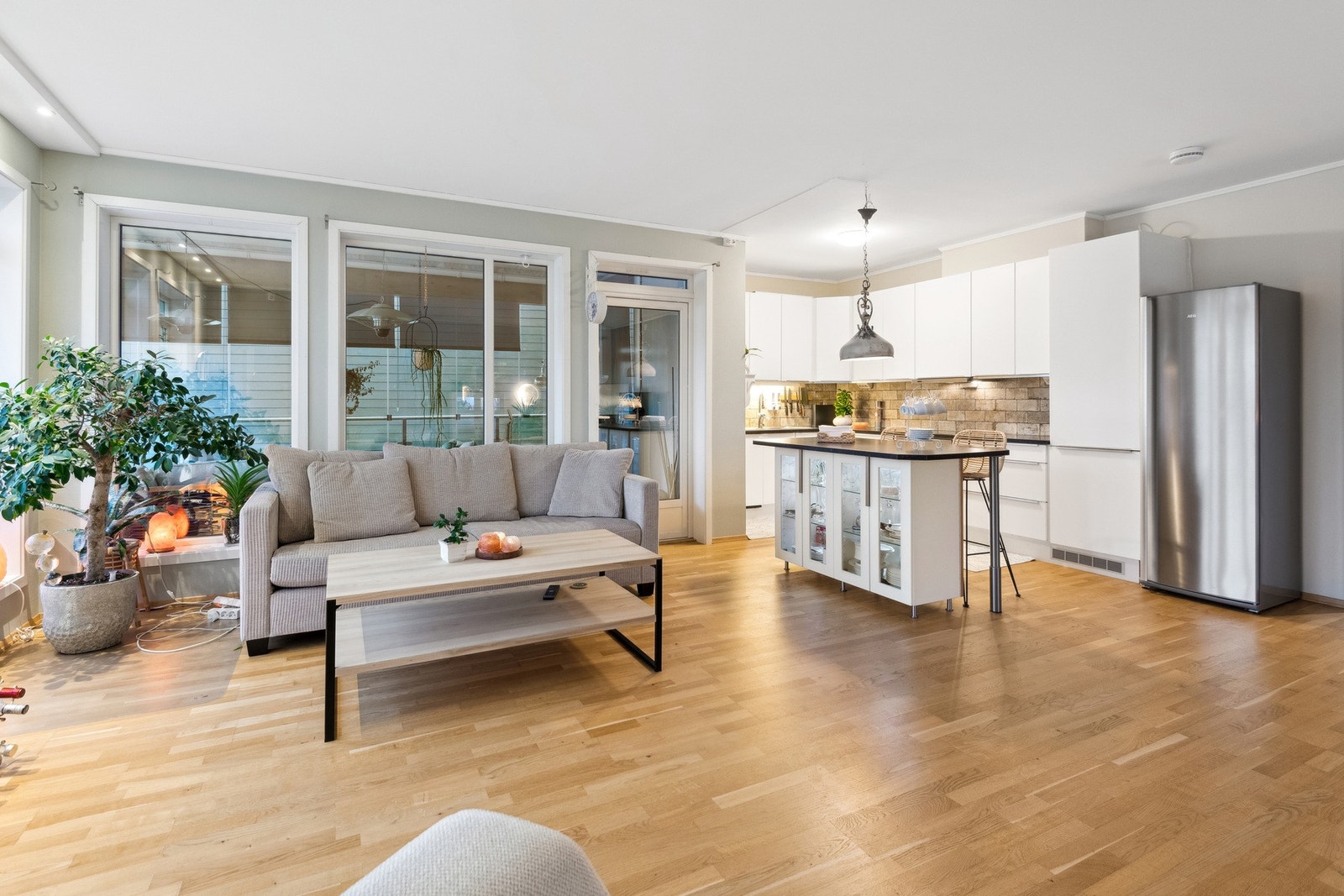 En innbydende og flott horisontaldelt tomannsbolig fra 2015 med en gjennomgående høy og moderne standard. Galleribilde