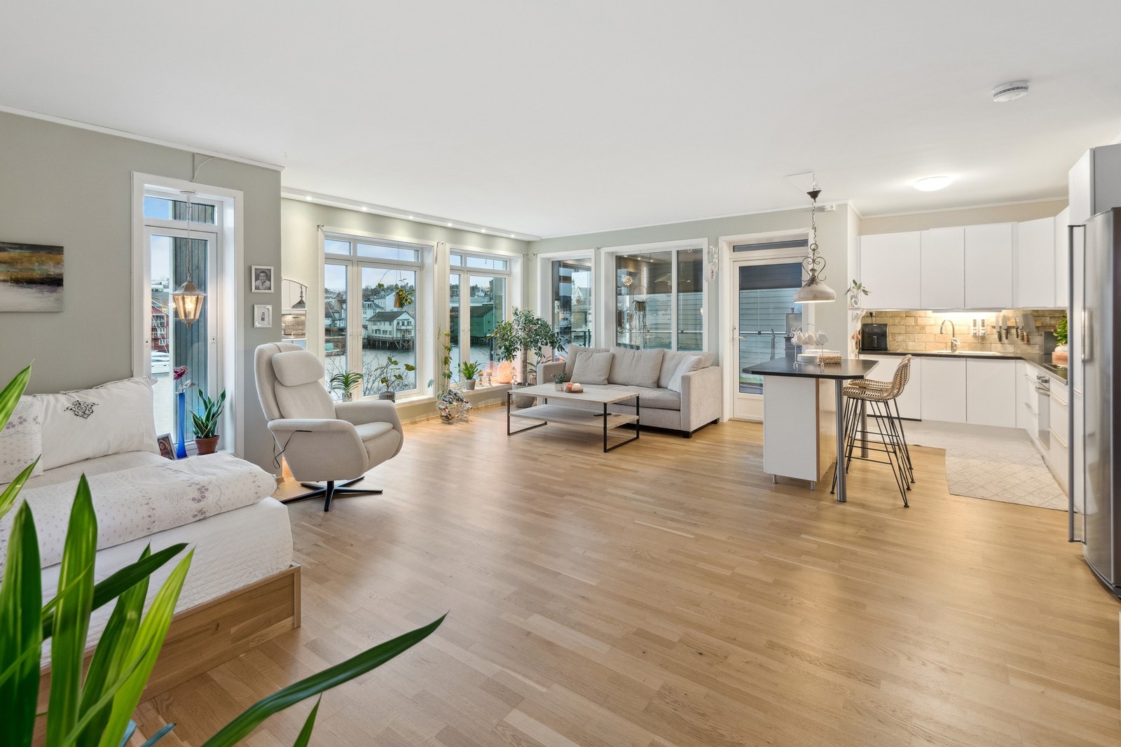 Stuen er lys og innbydende og har god plass til både spisegruppe og sofagruppe. Vannbåren gulvvarme på stue, kjøkken, entre, bad og vaskerom. Galleribilde