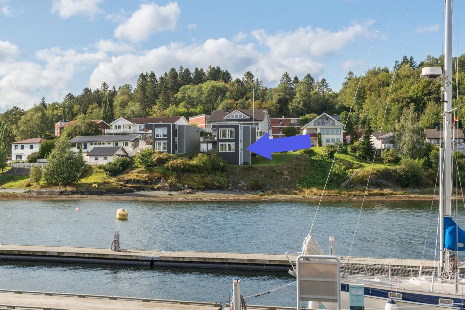 Boligen ligger fantastisk til i et etablert boligfelt nederst på Nesset. Galleribilde