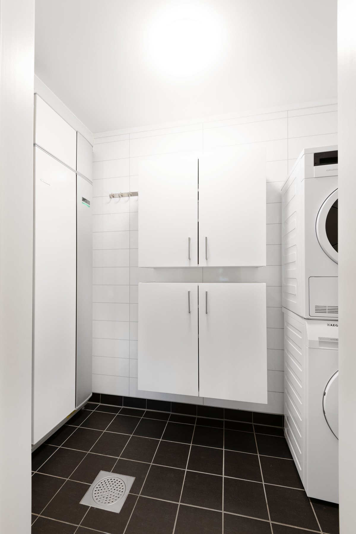 Praktisk vaskerom/teknisk rom med opplegg for vaskemaskin og tørketrommel. Galleribilde