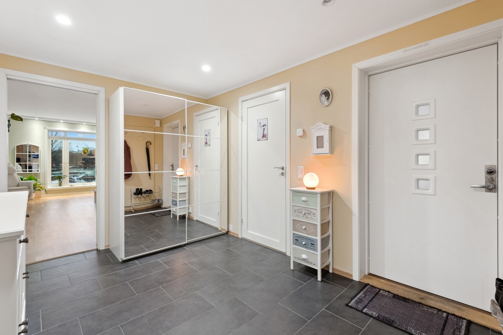 Romslig gang med skyvedørsgarderobe. Galleribilde