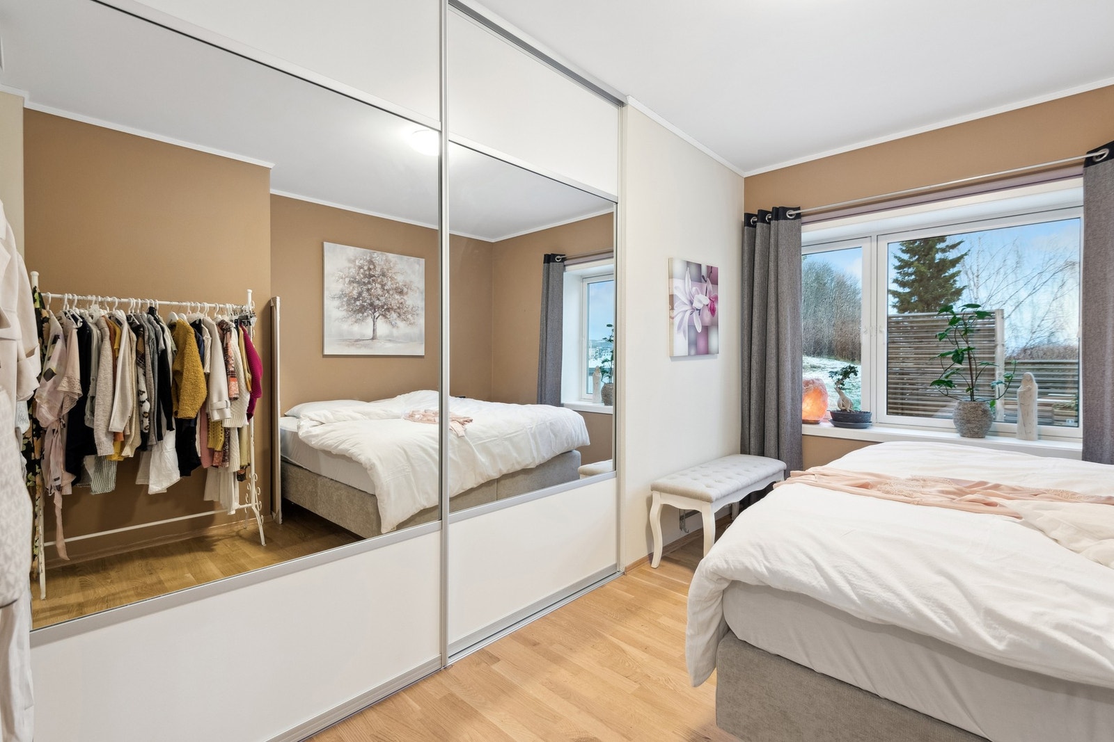 Praktisk skyvedørsgarderobe med god plass til lagring. Galleribilde