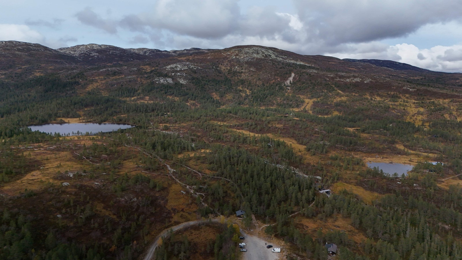Utgangspunkt for mange flotte turer både til fots og på ski. Følg stier og preparerte skiløyper så langt du bare orker. Galleribilde