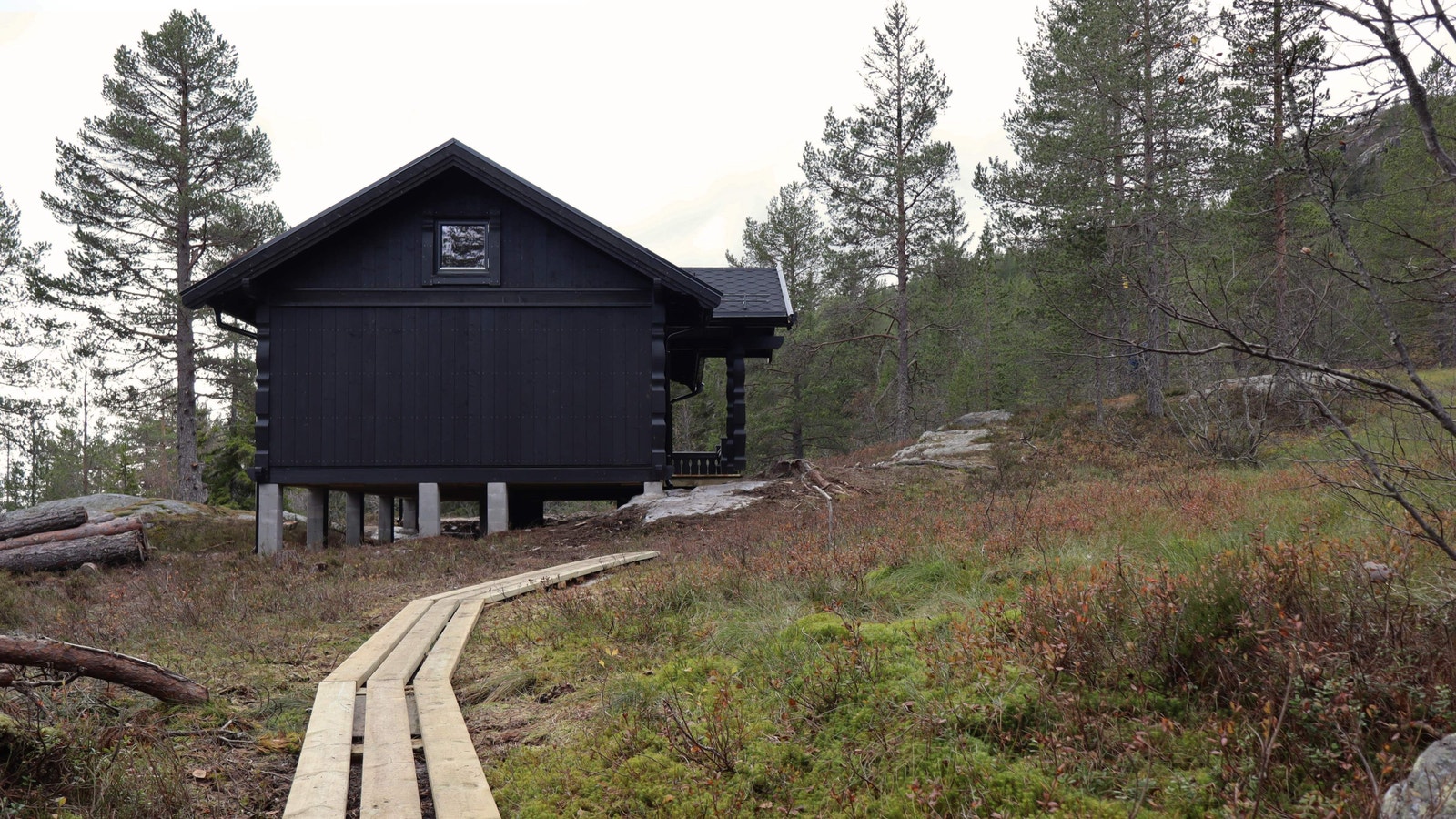 Fra parkeringsplassen kommer du deg tørrskodd frem til hyttedøra. Galleribilde