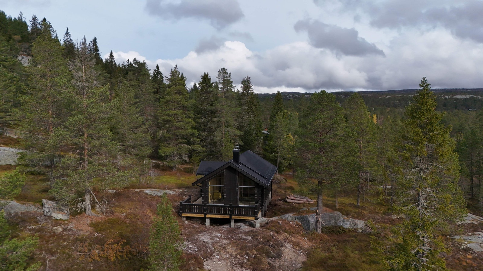 Hytta ligger i spredt hyttebebyggelse. Her kan du nyte hyttelivet, tett på naturen. Galleribilde