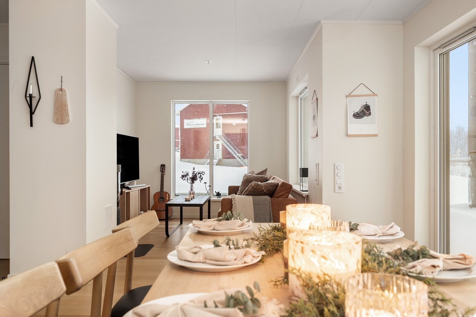 Hyggelig sofakrok med vedovn like ved. Galleribilde