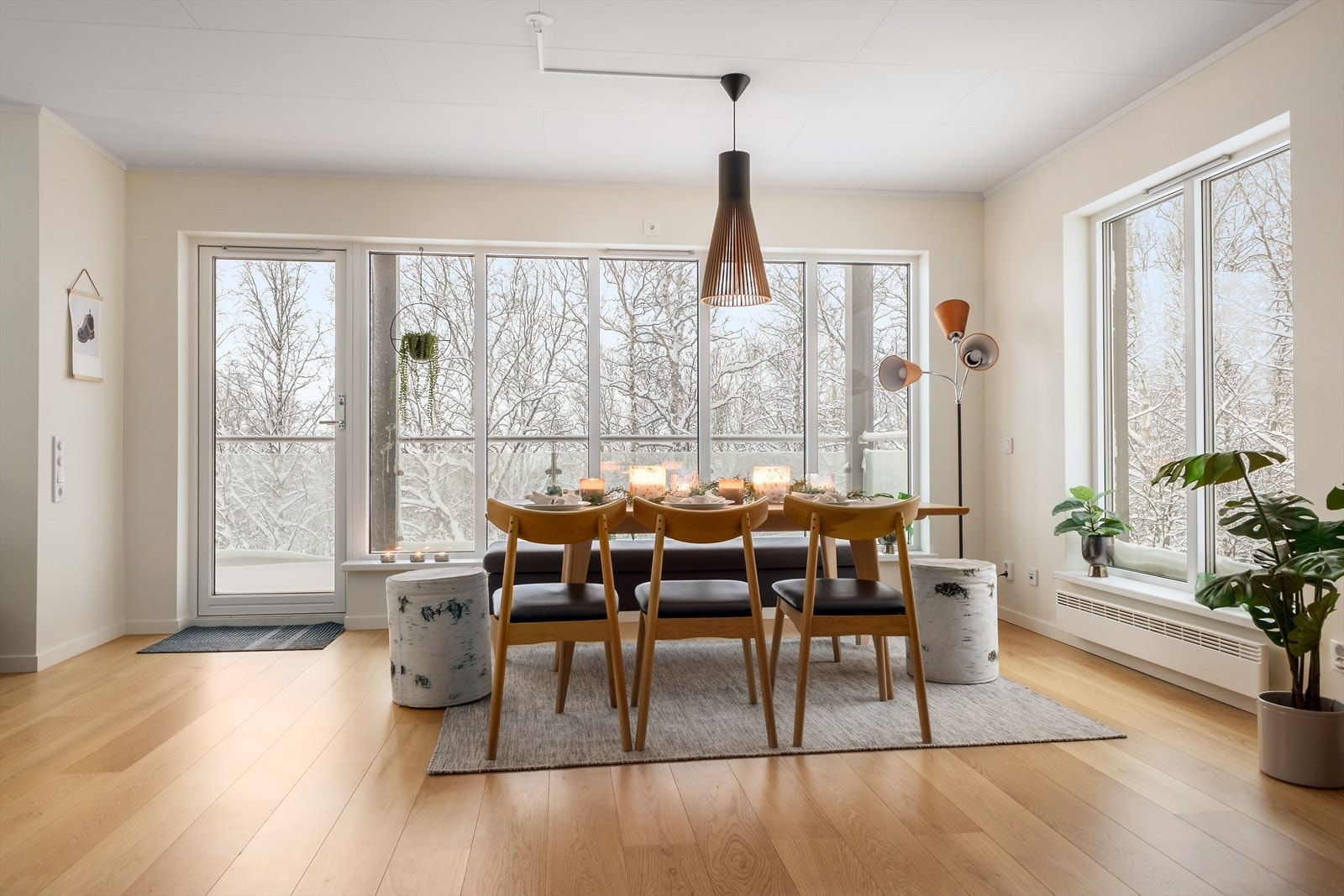 Leiligheten har et internt bruksareal på 74 m2. og inneholder entre, stue og kjøkken, bad/vaskerom, badstue og hele tre soverom. Leiligheten er moderne og har parkett på gulv og slette vegger malt i nøytrale, lyse farger. Galleribilde