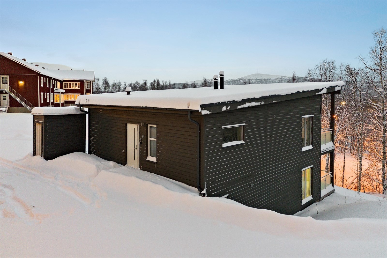 Leiligheten har inngang på oversiden av bygget. Velkommen til en hyggelig visning - husk påmelding. Galleribilde