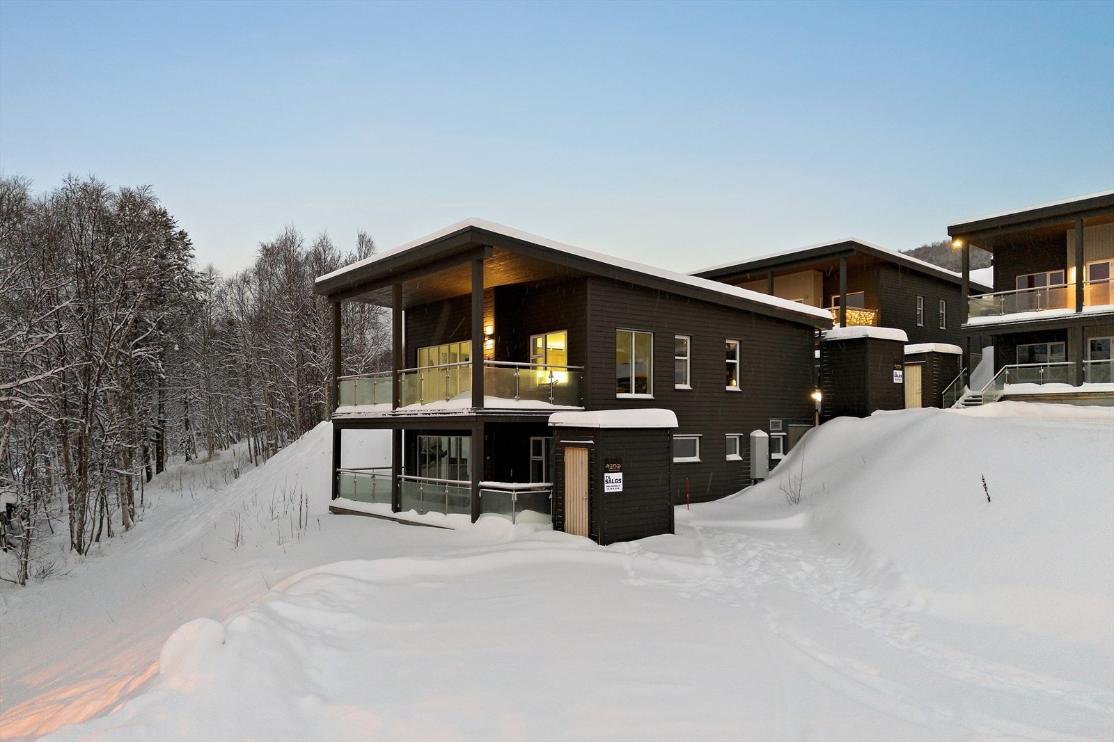 Uteområdet ligger skjermet til da det er en del beplantning i området rundt. Galleribilde