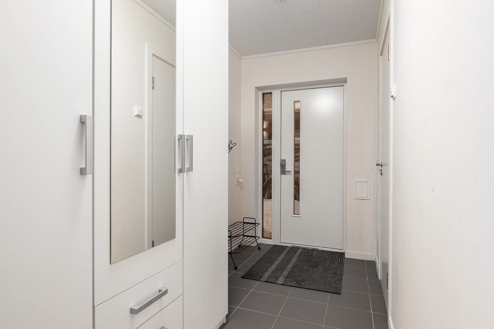 Velkommen inn! Entre med romslig garderobeskap med plass til oppheng av yttertøy og sko. Galleribilde
