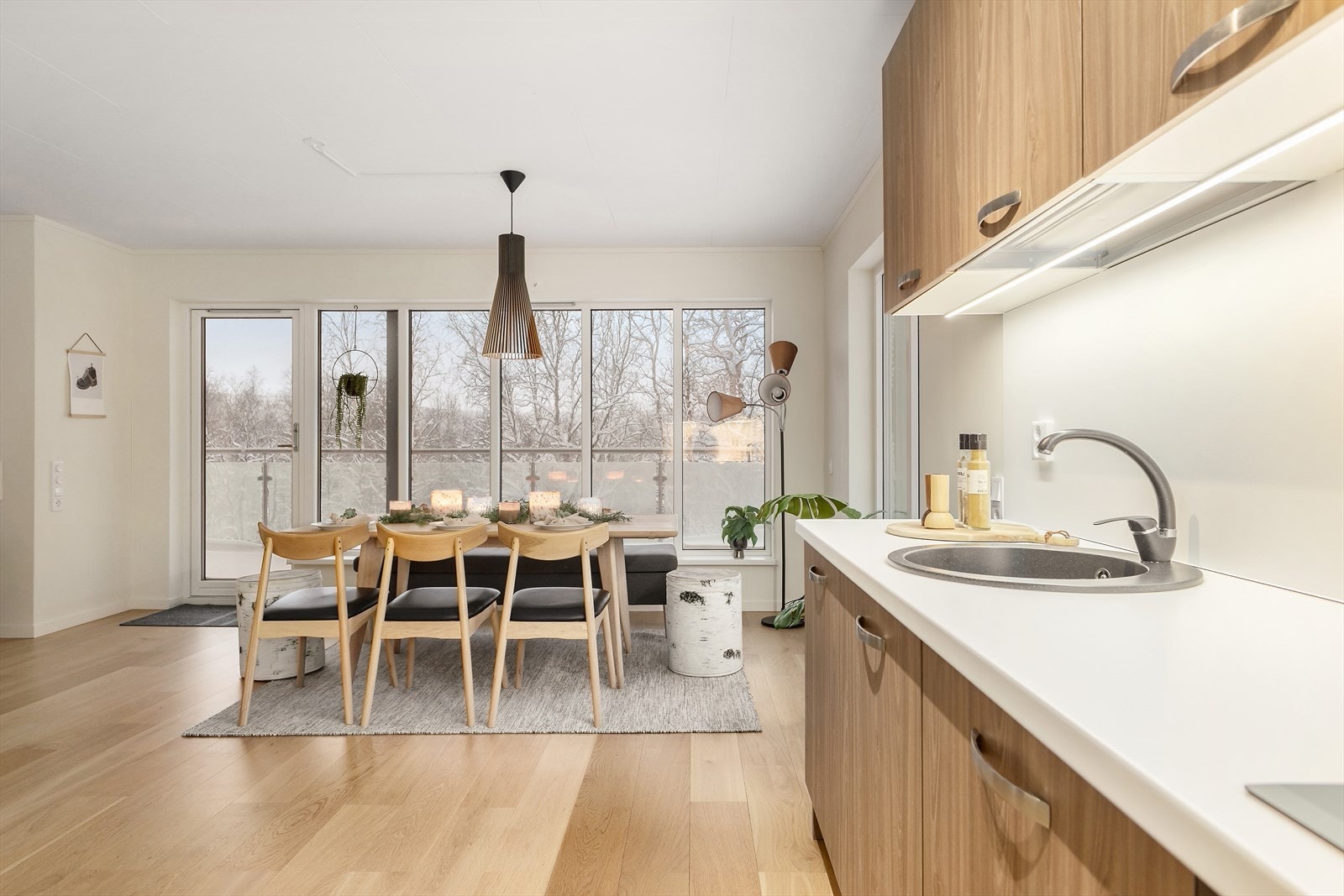 Kjøkkenet er moderne og funksjonelt, med stilrene, integrerte løsninger og godt med skap- og benkeplass. Her er det lagt til rette for både matlaging og sosiale sammenkomster. Galleribilde