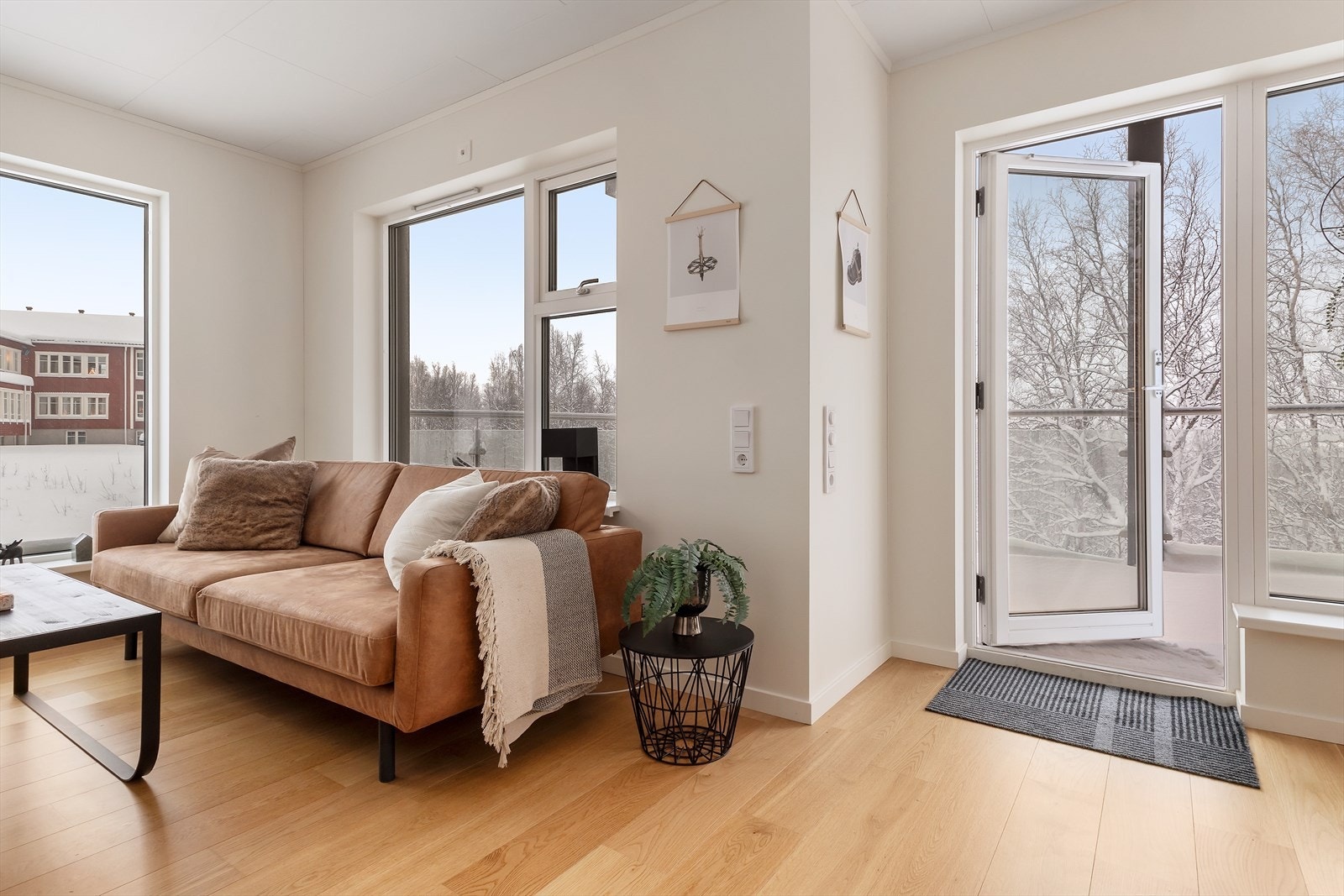 Fra stua er det utgang til en romslig veranda. Galleribilde